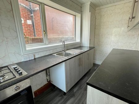 4 bedroom House To Let - Photo 5