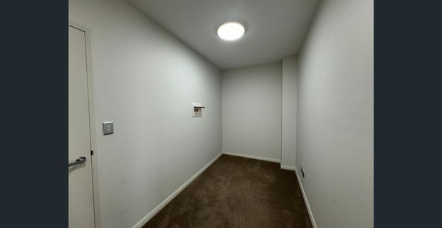 Nearly new 2 bedrooms Plus Study Room Apartment- Fast Lease - Photo 1