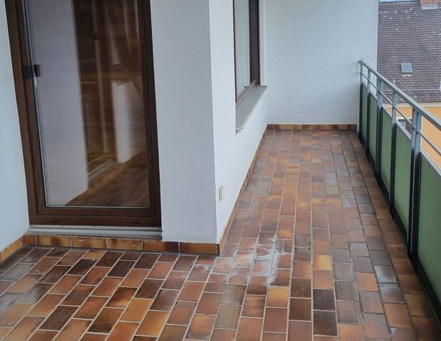 Helle, gemütliche 2,5-Zimmer-Wohnung mit großer Loggia und Bergblick! - Foto 1