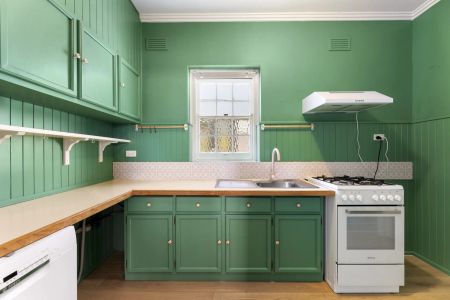 Light-Filled One Bedroom Apartment in Prime St Kilda West Location - Photo 5