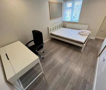 8 bedroom terraced house to rent - Photo 2