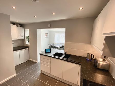 Recently refurbished 4 bed studio style multi unit property - Photo 3