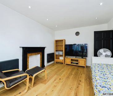 Detached in Colston Avenue , Carshalton, SM5 2NU - Photo 2