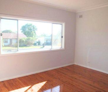 Neat And Tidy 3 Bedroom Home With A Sunroom!! - Photo 4