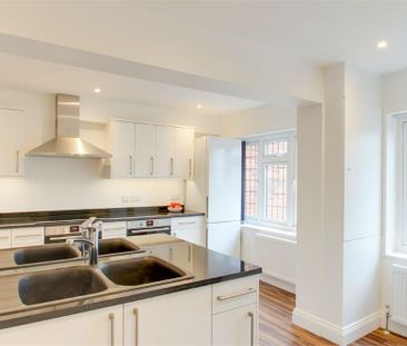 House of multiple occupation to rent - Photo 3