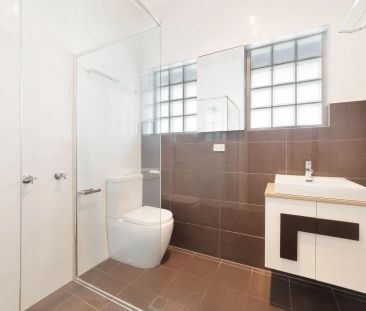 Duplex Sized, Renovated Apartment with Harbour Glimpses - Photo 5