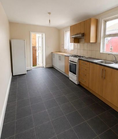 2 Bed Flat, New Barn St, E13 - Photo 3