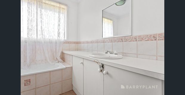 Comfort and Convenience in a Prime Pakenham Location - Photo 1