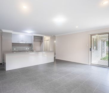 Perfect location opposite Gainsborough State School! - Photo 1