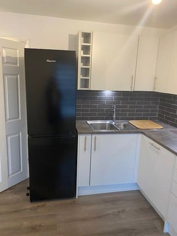 1 Bed Flat, South Street, RG1 - Photo 2