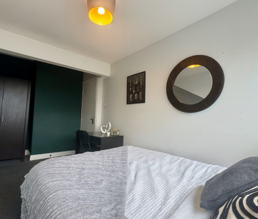 South Parade, - Photo 2