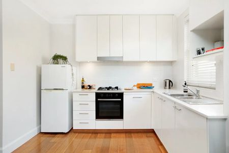 Light Filled One Bedroom Apartment,Walk To The Bondi Beach & Bondi Junction Westfield - Photo 5