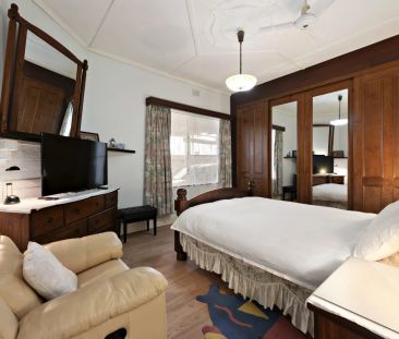 Contemporary Comfort and Convenience in One - Photo 2