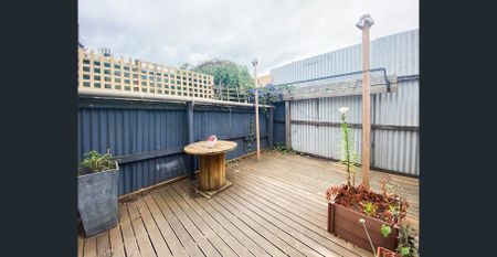 Charming Two-Bedroom Terrace in a Prime Location - Photo 2