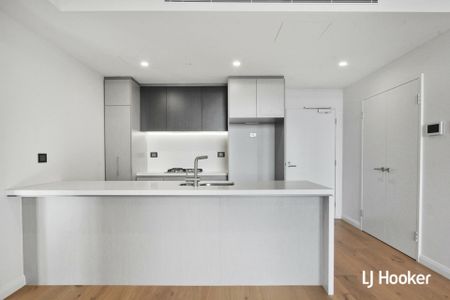 Top Floor Apartment - Great Location! - Photo 2