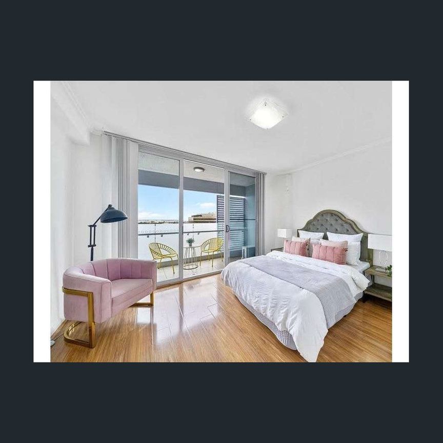 MODERN SPLIT LEVEL APARTMENT - Photo 1