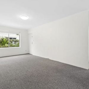 Sun-Filled Two-Bedroom Apartment in Prime Location - Photo 3