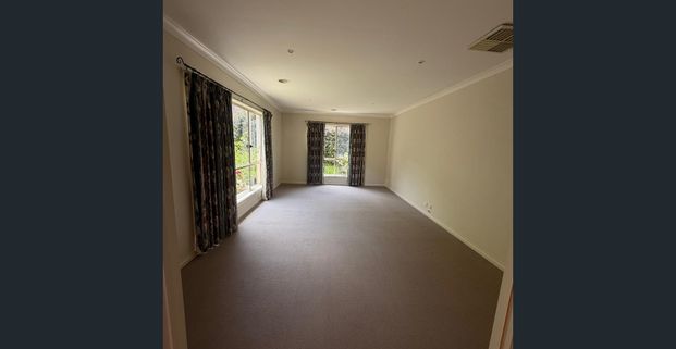 11 Oakbank Drive, Mount Helen for lease - Photo 1