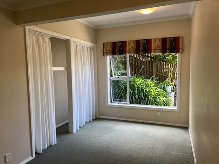 Spacious, sunny, secure two double bedroom flat - Photo 4