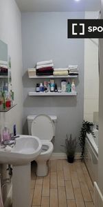 Room for rent in 2-bedroom house in Ballycullen, Dublin - Photo 3