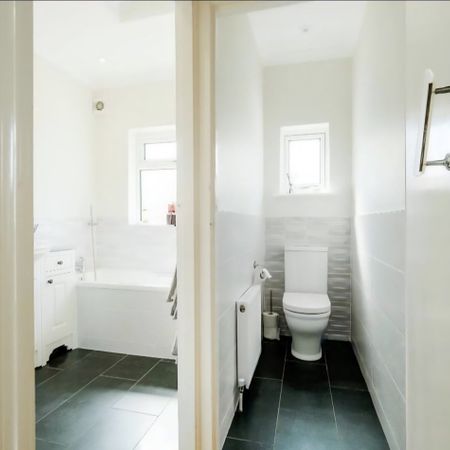 3 Bed Terraced House, Newbury Park, IG2 - Photo 4