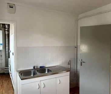 Appartement de type 4 comprenant entrée, séjour, cuisine fermée avec cellier attenant, 3 chambres, salle de bain avec baingoire, wc séparé. - Photo 2