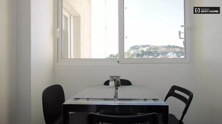 Double bed in Rooms for rent in stylish 3-bedroom apartment with panoramic views in Poble Sec - Foto 4