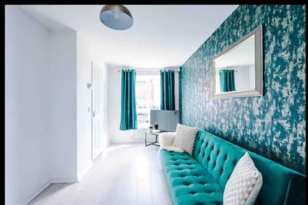 5 Bed Semi-Detached House, Kylemore Way, M11 - Photo 2