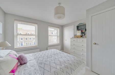 Tamerton Square, Woking - 4 bedrooms Property for lettings - Seymours - Photo 4