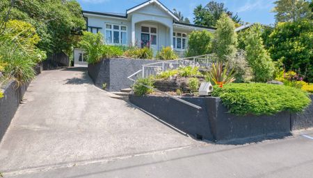 Cozy 3-Bedroom Home with Sleepout, Close to the Beach - Available January 2026 - Photo 5