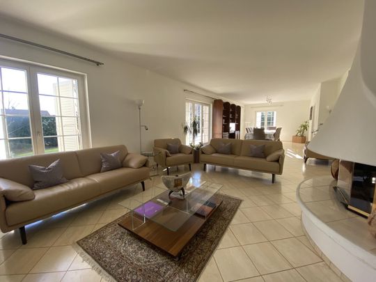 EXCLUSIVITY – 6-room detached villa with pool and garden - Photo 1