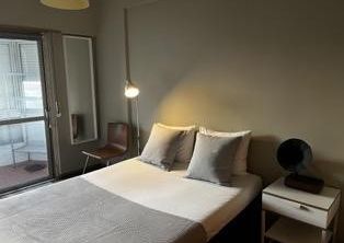 Quarto individual com varanda perto do metro linha azul