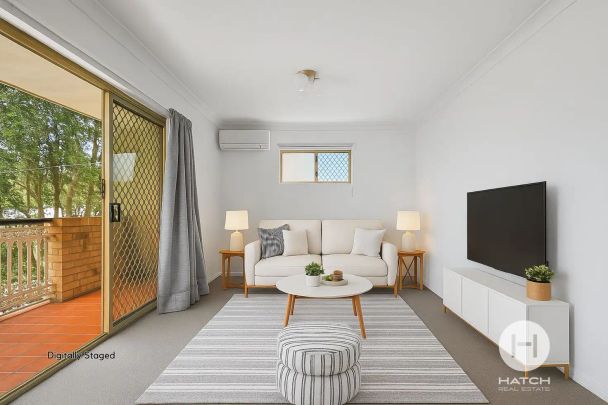 “Light-Filled Top-Floor Apartment in a Quiet, Solid Brick Complex” - Photo 1