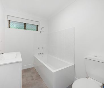 Freshly Renovated 1 Bedroom Apartment! - Photo 4