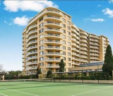 Two bedroom apartment in ultra convenient location - Photo 4