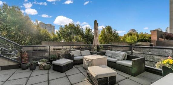 Stunning 2 Bed + 2 Bath + Den + Solarium with Huge Private Patio - Photo 2