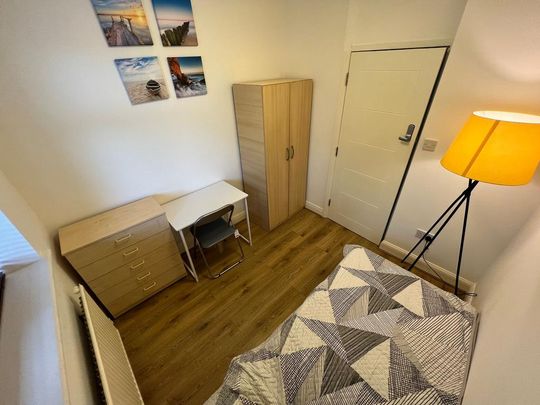 4 bedroom flat to rent - Photo 1