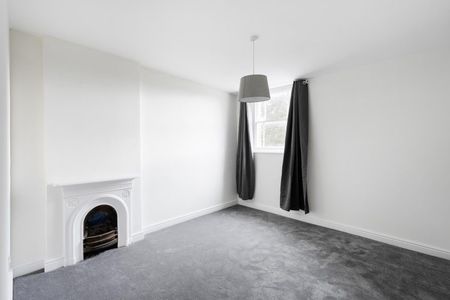 3 Bed Flat - Photo 3
