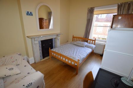 3 bedroom flat to rent - Photo 3