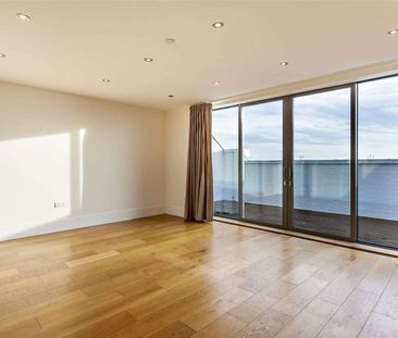 Luxury three bedroom duplex apartment a minute away from the station - Photo 4