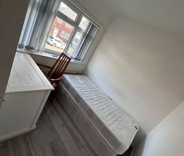 Room in a Shared House, Amberton Creaent, LS8 - Photo 3