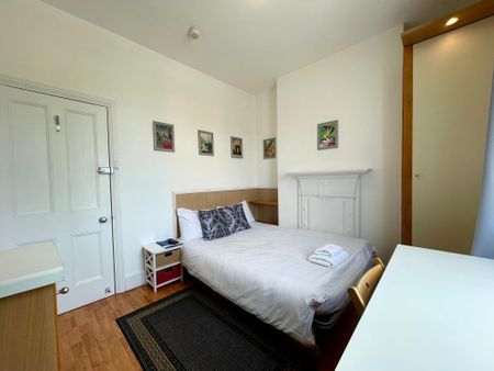 Flat 300 Fulham Palace Road, Fulham W6 9HH - Photo 3
