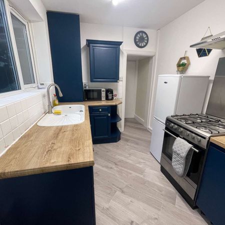 Newly Renovated Co-living Home | No deposit Room 4 - Photo 3