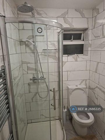 1 bedroom in a flat share to rent - Photo 5