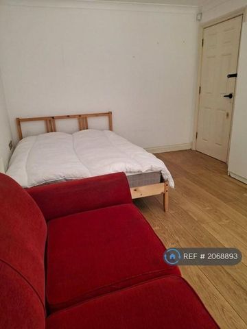 1 bedroom in a house share to rent - Photo 2