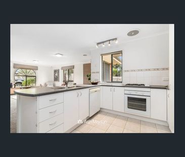 Stylish Three Bedroom Home - Photo 6