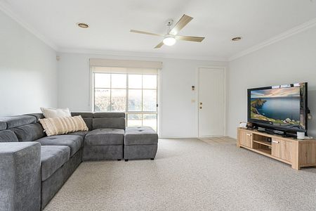 Two bedroom Unit in a quiet setting. - Photo 3