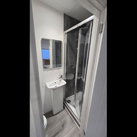 Studio Flat, Manchester Road, E14 - Photo 3