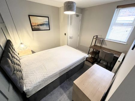 1 bedroom in a house share to rent - Photo 2