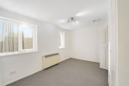 Studio To Let - Photo 2